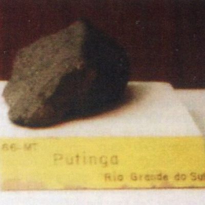 Ho ricevuto informazione dal Sig. Eberard Schmidt, che cura la Sezione Meteoriti sulla rivista « GLUKAUF » che, in una sua visita in Brasile, aveva potuto vedere un frammento della meteorite Putinga presso il Museo Nazionale a Rio de Janeiro distrutto nel 2018 a seguito di un incendio.
La foto a fianco riprende la meteorite che era esposta.